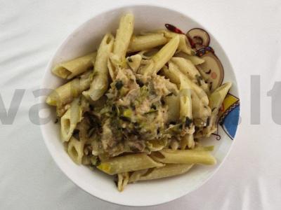 Makaronai su šalotiniu svogūnu ir konservuotu tunu migdolų piene pagrindine nuotrauka