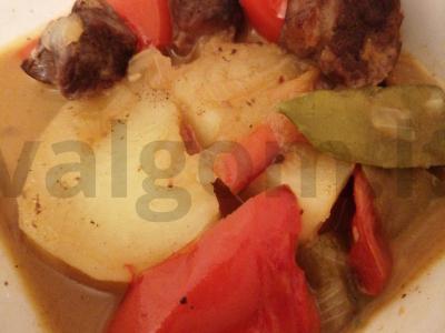 Avinienos hashlama su bulvėmis katile pagrindine nuotrauka