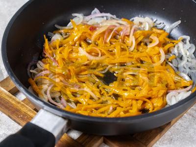 Troškinta kopūstai su pomidorų pasta Žingsnis 4