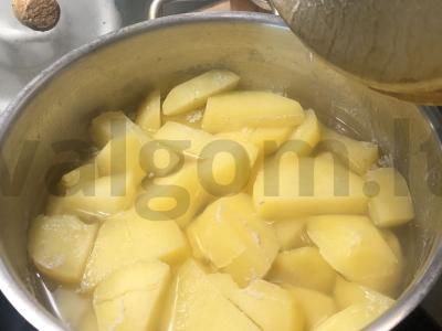 Bulvių apkepas su mėsa Žingsnis 1