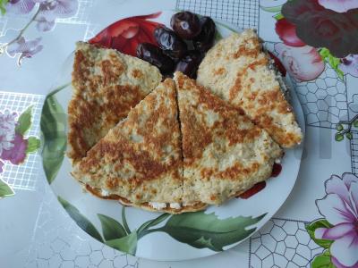 Avižų blynas su varške ir džiovintais vaisiais pagrindine nuotrauka