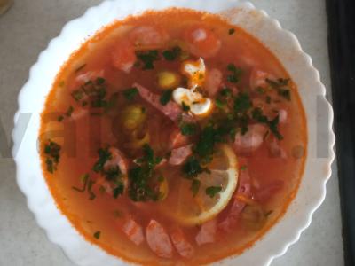 Aromatinga mėsos solianka pietums pagrindine nuotrauka