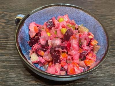 Užkandžių vinigretas su raudonaisiais pupelėmis ir raugintais kopūstais pagrindine nuotrauka