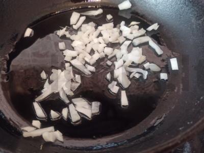 Pomidorai su sūriu ir kiaušiniu pomidorų padaže Žingsnis 2