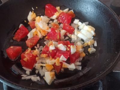 Pomidorai su sūriu ir kiaušiniu pomidorų padaže Žingsnis 3