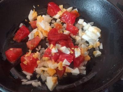 Pomidorai su sūriu ir kiaušiniu pomidorų padaže Žingsnis 4