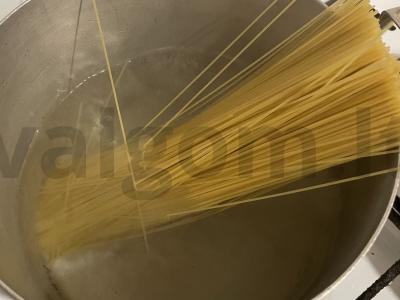 Spagečiai su sūriu ir kečupu garnyrui Žingsnis 1