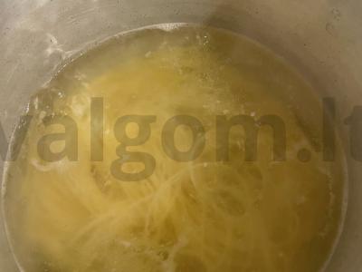 Spagečiai su sūriu ir kečupu garnyrui Žingsnis 2