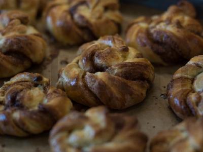 Cinamono suktinės bandelės pagrindine nuotrauka