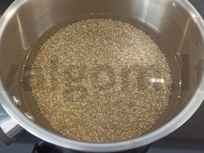 Kvinoja su pomidorais, svogūnais ir morkomis Žingsnis 2