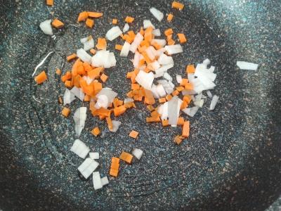 Kvinoja su pomidorais, svogūnais ir morkomis Žingsnis 3