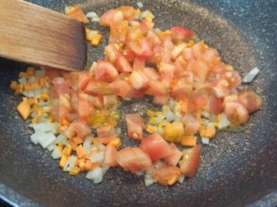 Kvinoja su pomidorais, svogūnais ir morkomis Žingsnis 4