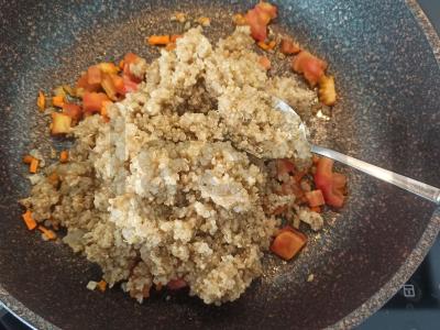 Kvinoja su pomidorais, svogūnais ir morkomis Žingsnis 5