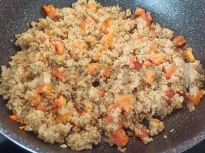 Kvinoja su pomidorais, svogūnais ir morkomis pagrindine nuotrauka