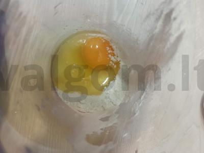 Šokoladiniai keksiukai su raudonosiomis serbentėmis Žingsnis 2