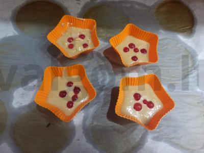 Šokoladiniai keksiukai su raudonosiomis serbentėmis Žingsnis 4