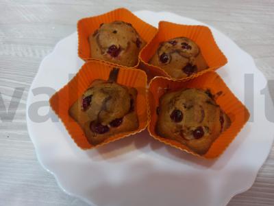 Šokoladiniai keksiukai su raudonosiomis serbentėmis pagrindine nuotrauka