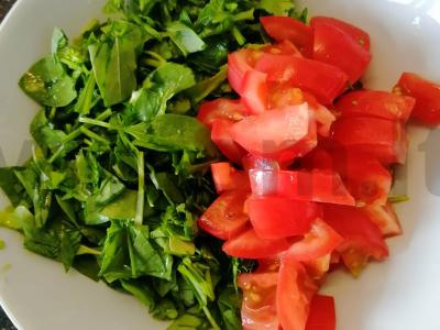 Pomidorų salotos su špinatais ir grietine Žingsnis 1