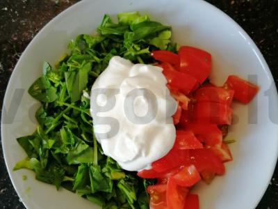 Pomidorų salotos su špinatais ir grietine Žingsnis 2
