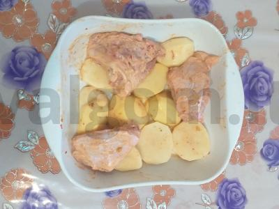 Vištiena su bulvėmis aštriame padaže orkaitėje Žingsnis 1