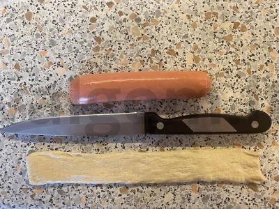 Pieninės dešrelės sluoksniuoto mielinio tešloje su baltais sezamo sėklomis Žingsnis 1