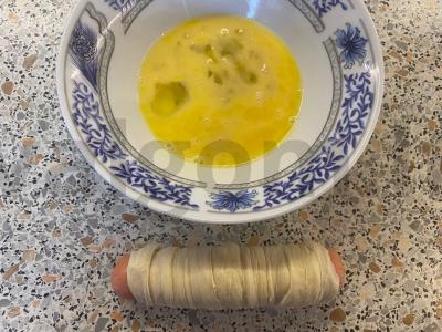 Pieninės dešrelės sluoksniuoto mielinio tešloje su baltais sezamo sėklomis Žingsnis 2