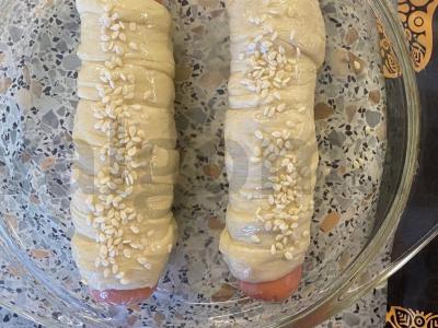 Pieninės dešrelės sluoksniuoto mielinio tešloje su baltais sezamo sėklomis Žingsnis 4