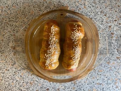 Pieninės dešrelės sluoksniuoto mielinio tešloje su baltais sezamo sėklomis Žingsnis 5