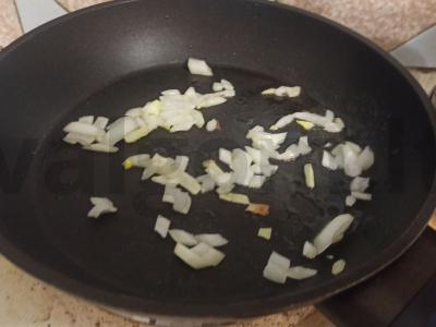 Virti bulvės su svogūnais ir kiaušiniu Žingsnis 1