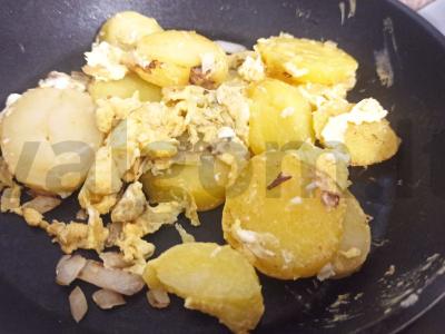 Virti bulvės su svogūnais ir kiaušiniu Žingsnis 3