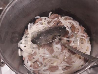 Plovas su jautiena, slyvomis ir granatais Žingsnis 1