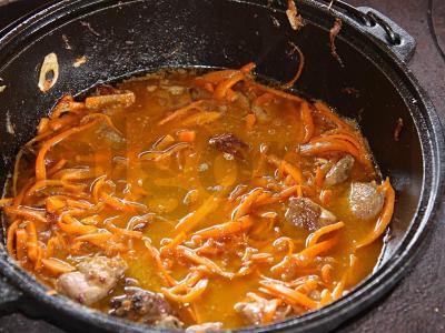 Plovas su jautiena, slyvomis ir granatais Žingsnis 2