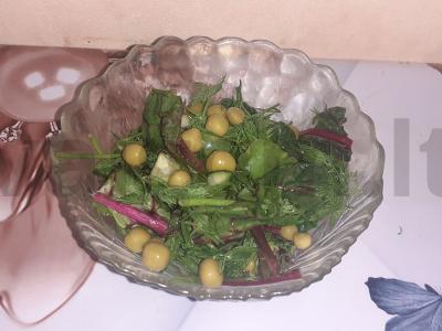 Salotos su žirniais, mangoldu ir krapais pagrindine nuotrauka