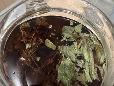 Juodasis arbata su žolelėmis pagrindine nuotrauka