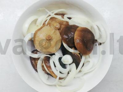 Lengvas užkandis su grybais, grietine ir svogūnais Žingsnis 3