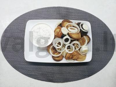 Lengvas užkandis su grybais, grietine ir svogūnais pagrindine nuotrauka