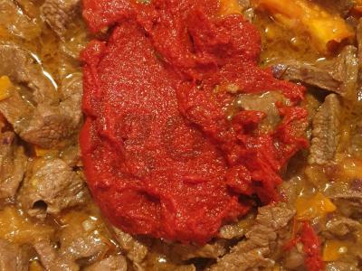 Jautienos guliašas su pomidorų pasta Žingsnis 4