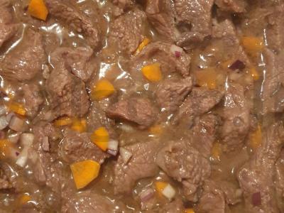 Jautienos guliašas su pomidorų pasta pagrindine nuotrauka