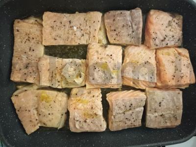 Skani lašiša su spanguolių, vyno, medaus ir persimonų salsa Žingsnis 1