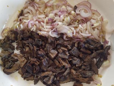 Užkandis su Briuselio kopūstais ir baltais grybais Žingsnis 1