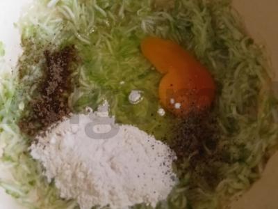 Pica su dešra ir sūriu ant cukinijos Žingsnis 2