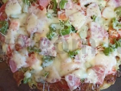 Pica su dešra ir sūriu ant cukinijos pagrindine nuotrauka