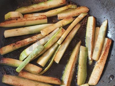 Šiltas salotas su jautiena, grybais ir žolelėmis Žingsnis 2