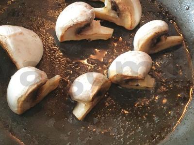 Šiltas salotas su jautiena, grybais ir žolelėmis Žingsnis 3