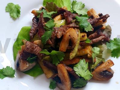 Šiltas salotas su jautiena, grybais ir žolelėmis pagrindine nuotrauka