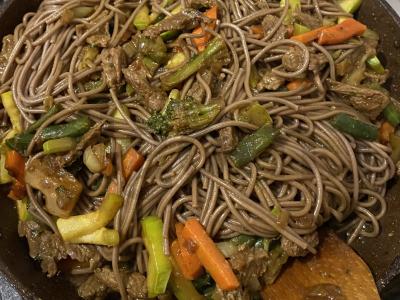 Soba su mėsa ir daržovėmis pagrindine nuotrauka