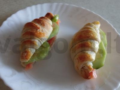 Greitas ir skanus pusryčių patiekalas su kruasanu pagrindine nuotrauka