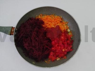 Vegetariškas raudonas barščiai su konservuotomis pupelėmis, raugintais ir šviežiais kopūstais Žingsnis 3