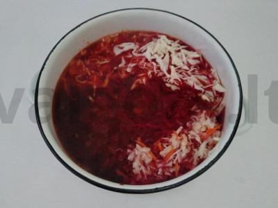 Vegetariškas raudonas barščiai su konservuotomis pupelėmis, raugintais ir šviežiais kopūstais Žingsnis 4