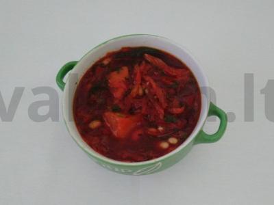 Vegetariškas raudonas barščiai su konservuotomis pupelėmis, raugintais ir šviežiais kopūstais pagrindine nuotrauka